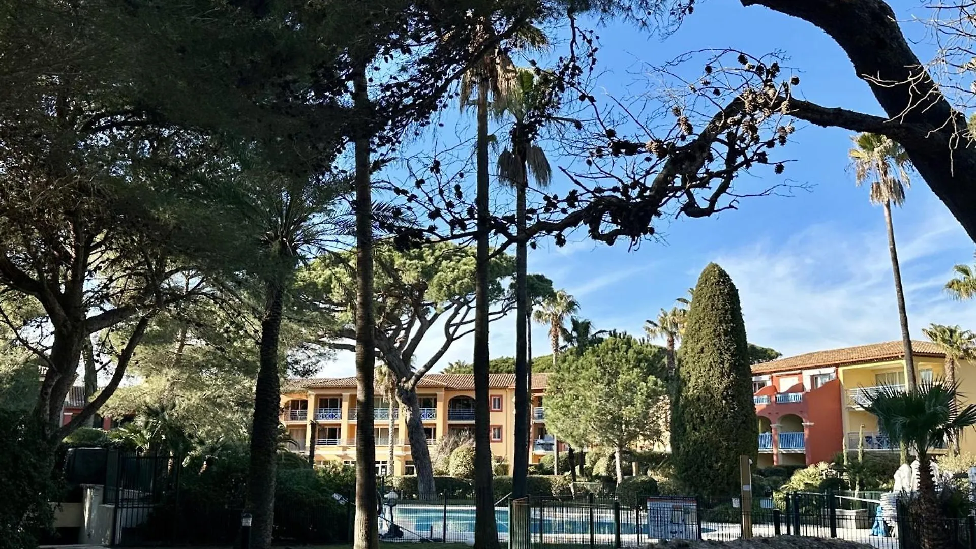 La Badine 5P Plage Piscine Clim Jacuzzi Parc Luxuriant Hyères Appart hôtel